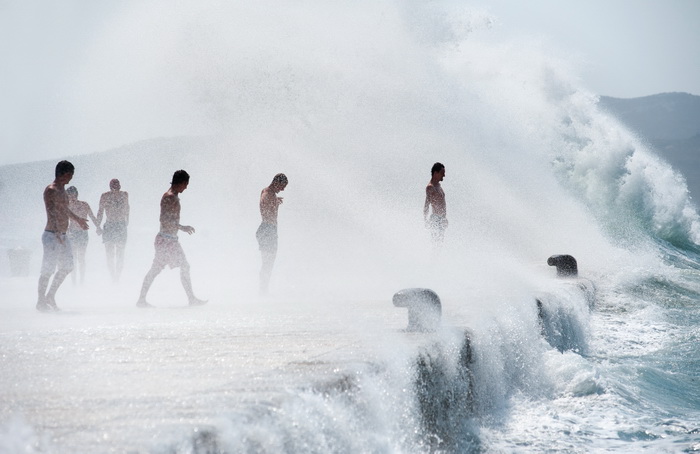 Zadar, 260812
Olujno nevrijeme sa jakim zapadnim vjetrom zahvatilo je u ranim popodnevnim satima zadarsko podrucje na radost brojnih turista i Zadrana koji su uzivali u prekrasnim prizorima, ali isto tako i na nesrecu mnogih nauticara kojima je ovakva olu