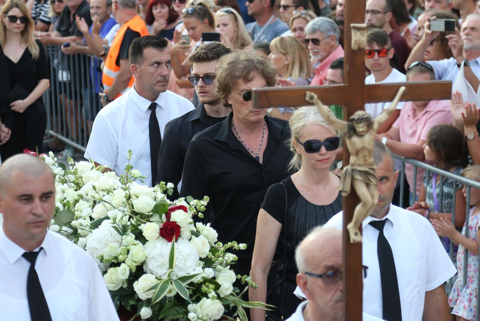 Split dostojanstveno na posljednju plovidbu ispratio legendu Olivera Dragojevića