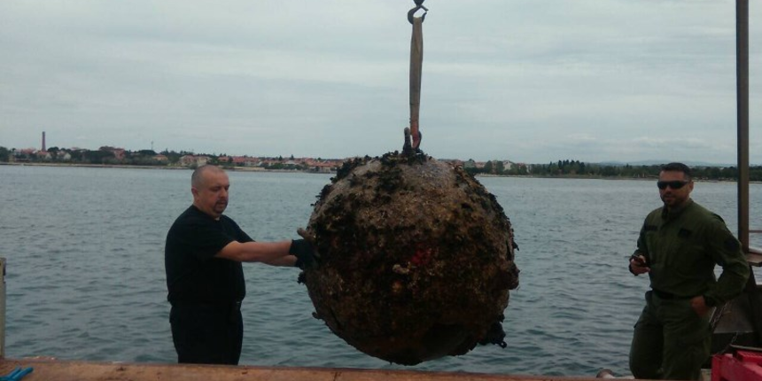 Iz mora izvađena i uništena protubrodska mina