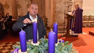 Upaljene prve adventske svijeće u crkvi sv. Šime i na Trgu Petra Zoranića