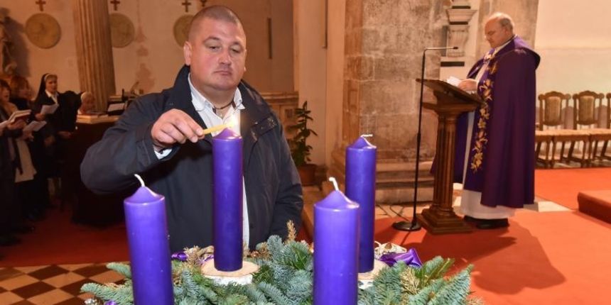 Upaljene prve adventske svijeće u crkvi sv. Šime i na Trgu Petra Zoranića Upaljene prve adventske svijeće u crkvi sv. Šime i na Trgu Petra Zoranića
