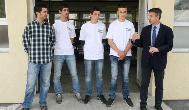 03.04.2014., Zadar – U Solarnom centru na Putu Murvice prezentirano je vozilo koje pokrece iskljucivo elektricna energija. Automobil su u cetiri mjeseca rada napravili ucenici Strukovne skole Vice Vlatkovica Valentino Raspovic, Andjelo Pastuovic i Toni