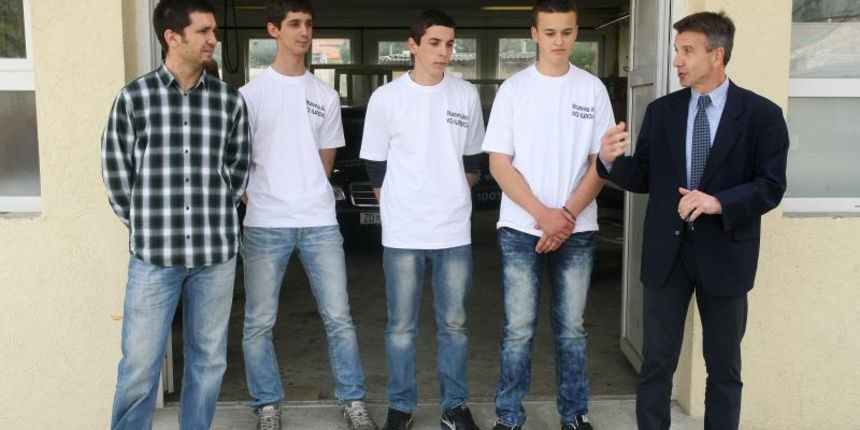 03.04.2014., Zadar – U Solarnom centru na Putu Murvice prezentirano je vozilo koje pokrece iskljucivo elektricna energija. Automobil su u cetiri mjeseca rada napravili ucenici Strukovne skole Vice Vlatkovica Valentino Raspovic, Andjelo Pastuovic i Toni 03.04.2014., Zadar – U Solarnom centru na Putu Murvice prezentirano je vozilo koje pokrece iskljucivo elektricna energija. Automobil su u cetiri mjeseca rada napravili ucenici Strukovne skole Vice Vlatkovica Valentino Raspovic, Andjelo Pastuovic i Toni