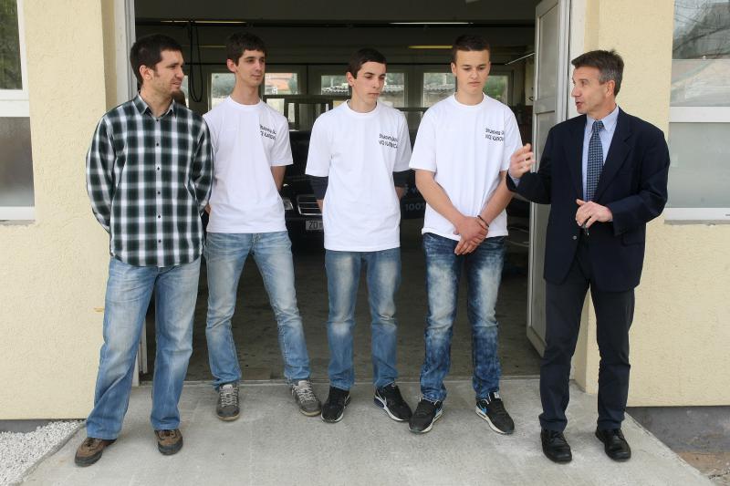 03.04.2014., Zadar – U Solarnom centru na Putu Murvice prezentirano je vozilo koje pokrece iskljucivo elektricna energija. Automobil su u cetiri mjeseca rada napravili ucenici Strukovne skole Vice Vlatkovica Valentino Raspovic, Andjelo Pastuovic i Toni 03.04.2014., Zadar – U Solarnom centru na Putu Murvice prezentirano je vozilo koje pokrece iskljucivo elektricna energija. Automobil su u cetiri mjeseca rada napravili ucenici Strukovne skole Vice Vlatkovica Valentino Raspovic, Andjelo Pastuovic i Toni