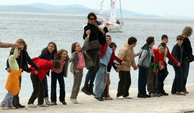 Zadar, 220409.
Povodom Dana planeta Zemlje tocno u 12 sati, sudionici akcije su, drzeci se za ruke, napravili ljudski lanac oko Poluotoka te tako simbolicno zagrlili svoj grad i planetu Zemlju.
Na fotografiji ucenici se drze za ruke na rivi.
Foto: Vladimi