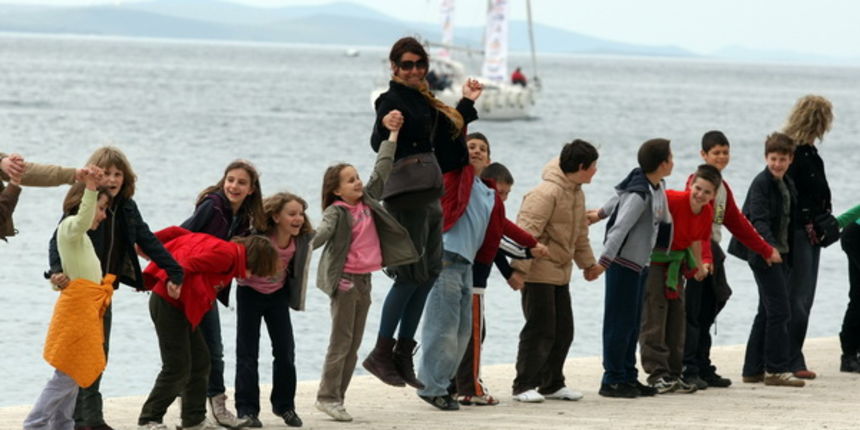 Zadar, 220409.
Povodom Dana planeta Zemlje tocno u 12 sati, sudionici akcije su, drzeci se za ruke, napravili ljudski lanac oko Poluotoka te tako simbolicno zagrlili svoj grad i planetu Zemlju.
Na fotografiji ucenici se drze za ruke na rivi.
Foto: Vladimi