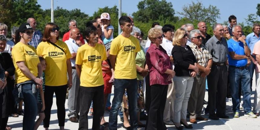 Nekoliko desetaka mještana danas je u Suhovarama prosvjedovalo je protiv projekta zbrinjavanja otpada u Biljanima. Photo: Dino Stanin/PIXSELL Nekoliko desetaka mještana danas je u Suhovarama prosvjedovalo je protiv projekta zbrinjavanja otpada u Biljanima. Photo: Dino Stanin/PIXSELL