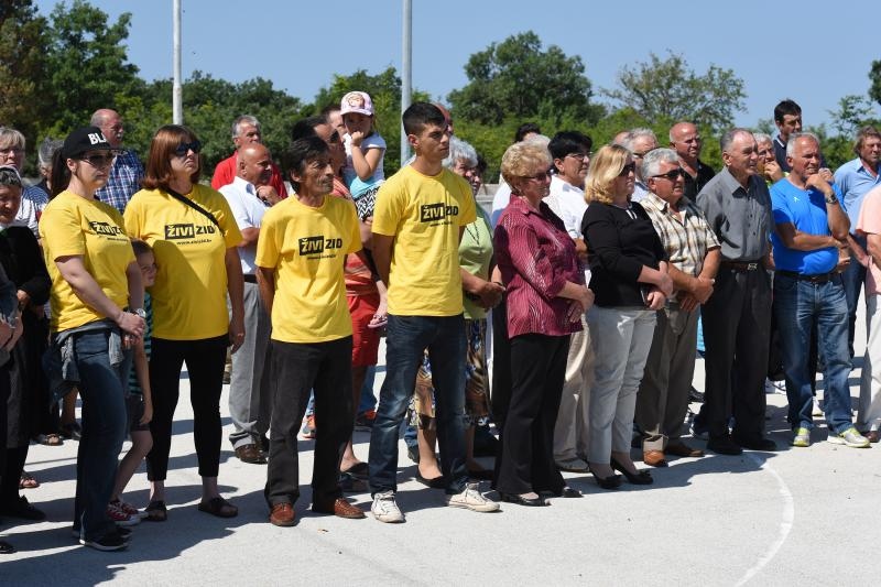 Nekoliko desetaka mještana danas je u Suhovarama prosvjedovalo je protiv projekta zbrinjavanja otpada u Biljanima.  Photo: Dino Stanin/PIXSELL