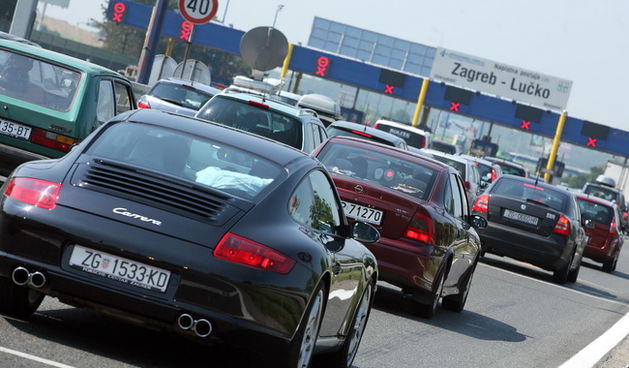 Zagreb, 170710
Naplatne kucice Lucko.
Guzve na naplatnim kucicama u smjeru mora stvaraju se od ranih jutarnjih sati.
Foto: Neja Markicevic / CROPIX