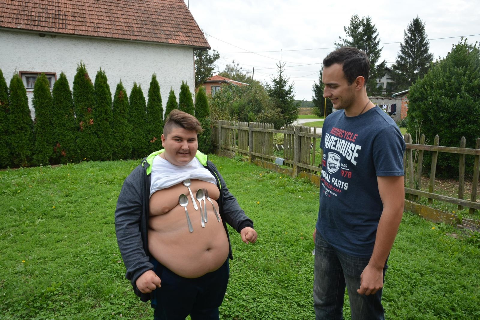 Dječak “magnet” Ivan Stoiljković pokazao svoj jedinstveni dar privlačenja metala Dječak “magnet” Ivan Stoiljković pokazao svoj jedinstveni dar privlačenja metala