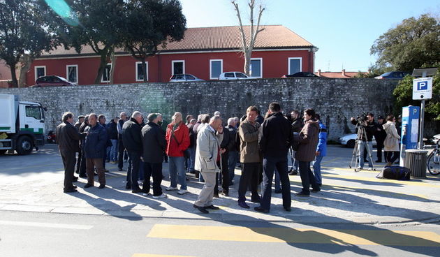 Zadar, 280213. Poluotok, Liburnska obala. Prosvjedni skup oko 80 bivsih zaposlenika Croatia Zadar Line-a. To je do sada najmasovniji prosvjedni skup bivsih zaposlenika i ujedno najdulji stecaj u Hrvatskoj.Foto: Jure Miskovic / CROPIX