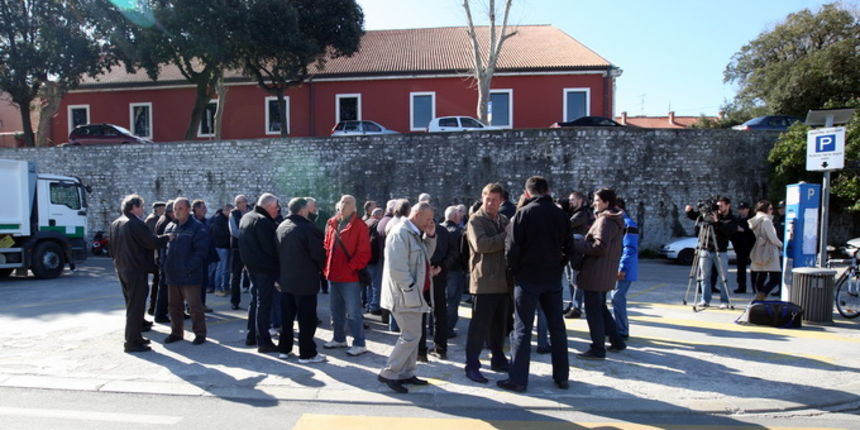 Zadar, 280213. Poluotok, Liburnska obala. Prosvjedni skup oko 80 bivsih zaposlenika Croatia Zadar Line-a. To je do sada najmasovniji prosvjedni skup bivsih zaposlenika i ujedno najdulji stecaj u Hrvatskoj.Foto: Jure Miskovic / CROPIX