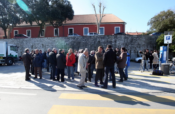Zadar, 280213. Poluotok, Liburnska obala. Prosvjedni skup oko 80 bivsih zaposlenika Croatia Zadar Line-a. To je do sada najmasovniji prosvjedni skup bivsih zaposlenika i ujedno najdulji stecaj u Hrvatskoj.Foto: Jure Miskovic / CROPIX Zadar, 280213. Poluotok, Liburnska obala. Prosvjedni skup oko 80 bivsih zaposlenika Croatia Zadar Line-a. To je do sada najmasovniji prosvjedni skup bivsih zaposlenika i ujedno najdulji stecaj u Hrvatskoj.Foto: Jure Miskovic / CROPIX
