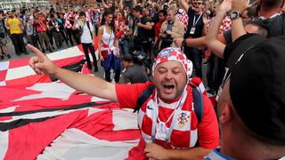 Hrvatski navijači u centru Moskve razvili divovsku zastavu Hrvatski navijači u centru Moskve razvili divovsku zastavu