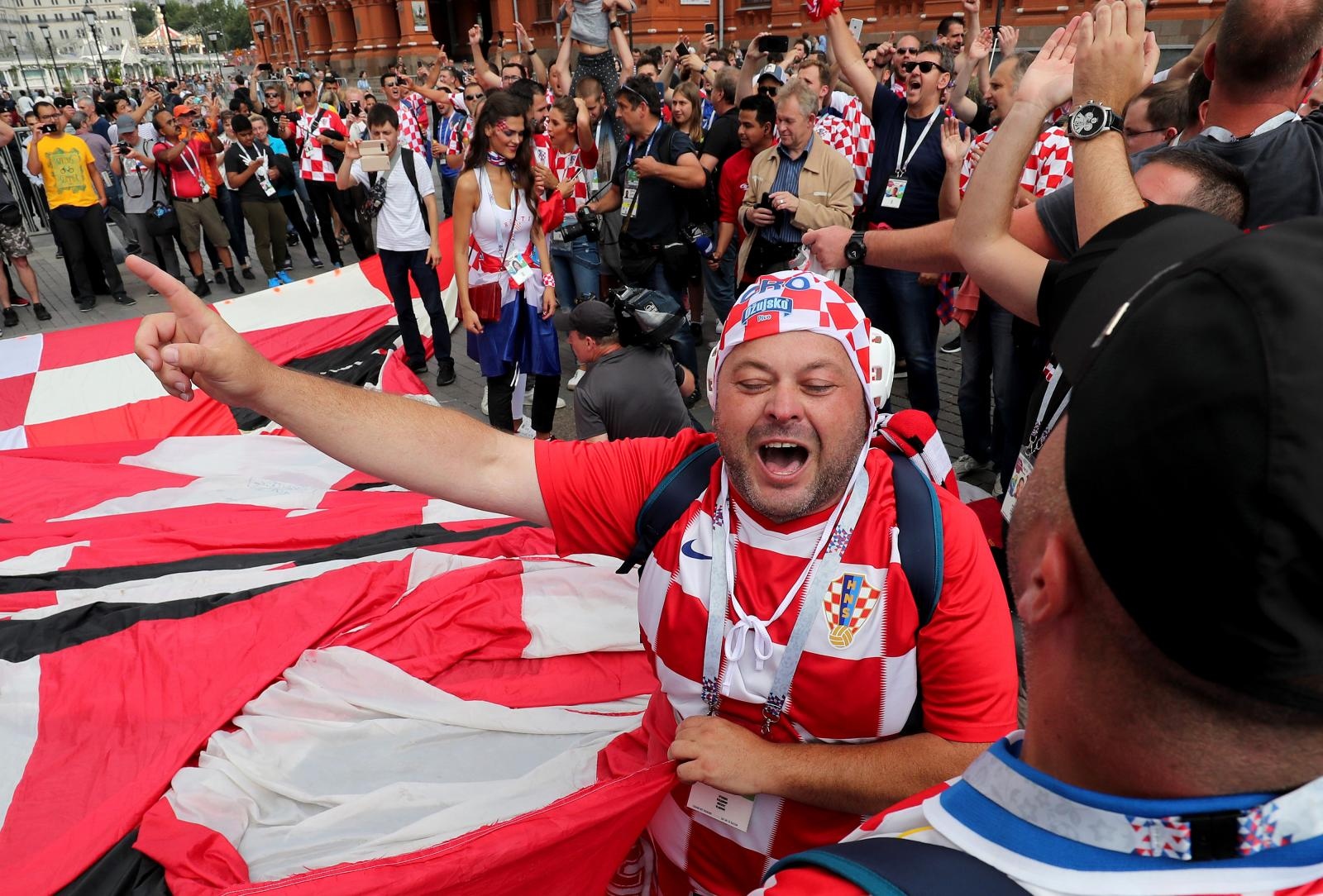 Hrvatski navijači u centru Moskve razvili divovsku zastavu Hrvatski navijači u centru Moskve razvili divovsku zastavu