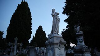 Na Gradskom groblju gradjani se prisjecaju svojih najbliznjih koji vise nisu s njima, a na centralnom dijelu zapaljene su svijece za sve stradale u Domovinskom ratu. Photo: Filip Brala/PIXSELL Na Gradskom groblju gradjani se prisjecaju svojih najbliznjih koji vise nisu s njima, a na centralnom dijelu zapaljene su svijece za sve stradale u Domovinskom ratu. Photo: Filip Brala/PIXSELL