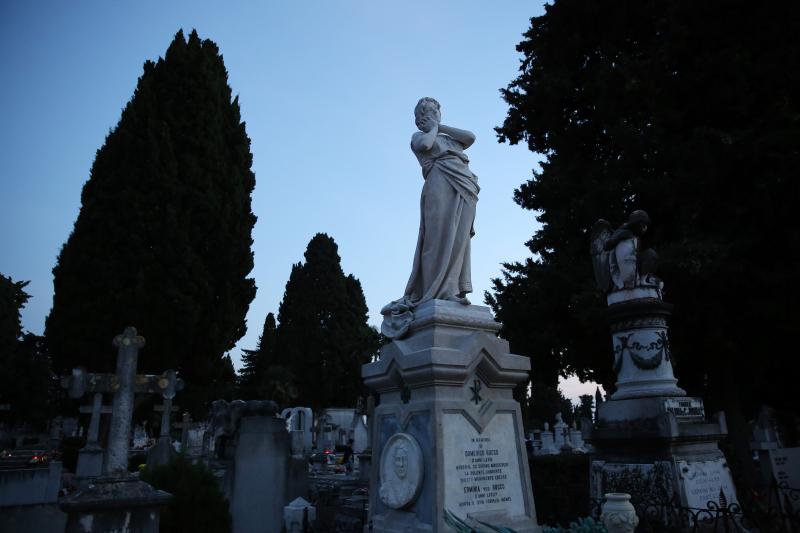 Na Gradskom groblju gradjani se prisjecaju svojih najbliznjih koji vise nisu s njima, a na centralnom dijelu zapaljene su svijece za sve stradale u Domovinskom ratu. Photo: Filip Brala/PIXSELL Na Gradskom groblju gradjani se prisjecaju svojih najbliznjih koji vise nisu s njima, a na centralnom dijelu zapaljene su svijece za sve stradale u Domovinskom ratu. Photo: Filip Brala/PIXSELL