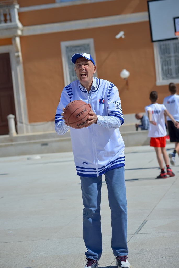 Basket na Forumu: Košarkaške legende protiv mlađih uzrasta KK Zadar Basket na Forumu: Košarkaške legende protiv mlađih uzrasta KK Zadar