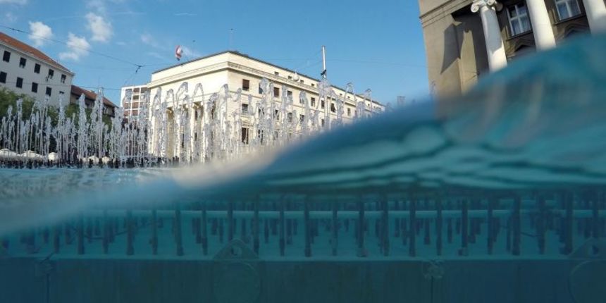 Pogled na Hrvatsku narodnu banku iz fontane. Photo: Davor Puklavec/PIXSELL