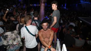 Plaza Zrce, cetvrti dan Hideout festivala privukao je nekoliko tisuca, ponajvise engleskih turista koji su se zabavljali u klubu Papaya. Photo: Luka Stanzl/PIXSELL Plaza Zrce, cetvrti dan Hideout festivala privukao je nekoliko tisuca, ponajvise engleskih turista koji su se zabavljali u klubu Papaya. Photo: Luka Stanzl/PIXSELL