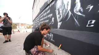 Veliki mural posvećen Oliveru Dragojeviću predstavljen uz bakljadu