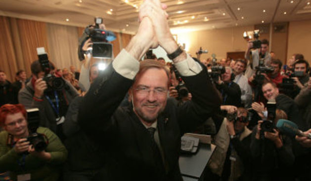 Slovenija,Ljubljana,21.10.2007,Lojze Peterle v svojem volilnem stabu po prvih neuradnih rezultatih.Foto:Matej Druznik/DELO