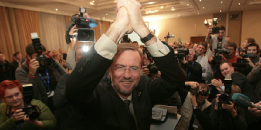 Slovenija,Ljubljana,21.10.2007,Lojze Peterle v svojem volilnem stabu po prvih neuradnih rezultatih.Foto:Matej Druznik/DELO