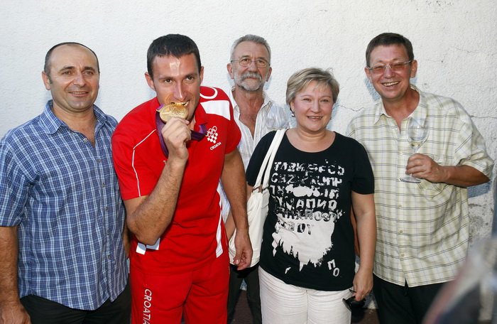 Vukovina, 07.08.12.
Kafic Gord.
Rodbina i prijatelji priredili su docek Giovanniju Cernogorzu u kaficu Gord u kojem se okupljaju clanovi njegovog streljackog kluba. Uz zivu glazbu i domjenak cestitali su mu na osvojenoj zlatnoj medalji u streljastvu u Lon