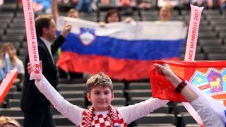 Hrvatski navijači u Parizu na utakmici Slovenija – Hrvatska za 3. mjesto na Svjetskom prvenstvu