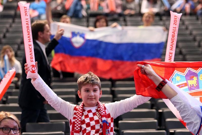 Hrvatski navijači u Parizu na utakmici Slovenija – Hrvatska za 3. mjesto na Svjetskom prvenstvu