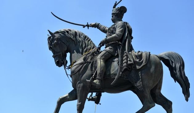 Spomenik banu Josipu Jelacicu okicen zlatnom vrpcom. Photo: Marko Lukunic/PIXSELL