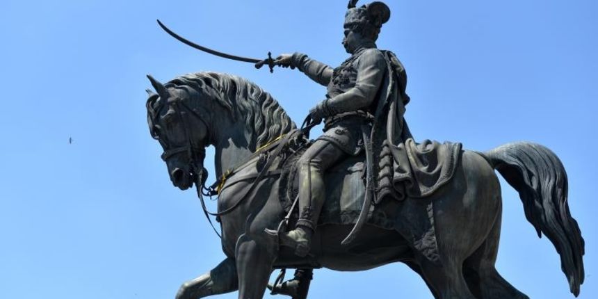 Spomenik banu Josipu Jelacicu okicen zlatnom vrpcom. Photo: Marko Lukunic/PIXSELL Spomenik banu Josipu Jelacicu okicen zlatnom vrpcom. Photo: Marko Lukunic/PIXSELL