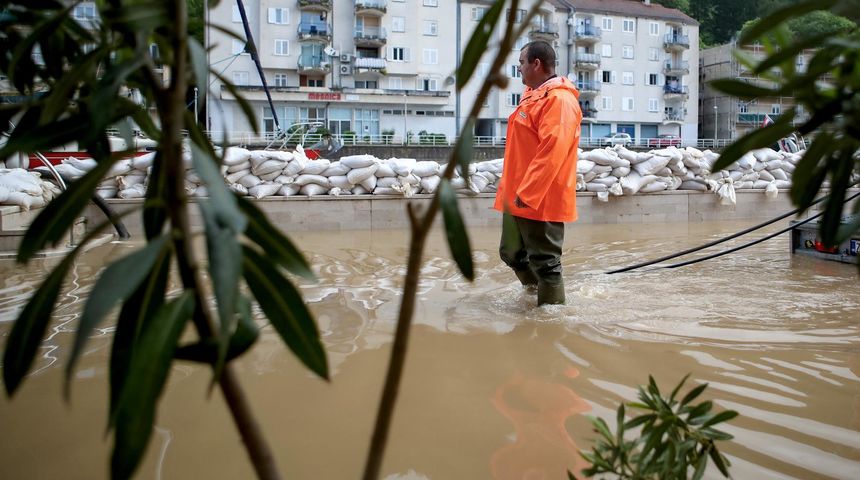 Obrovac: Poplava se polako povlači, stanovnici spašavaju stvari iz domova Obrovac: Poplava se polako povlači, stanovnici spašavaju stvari iz domova