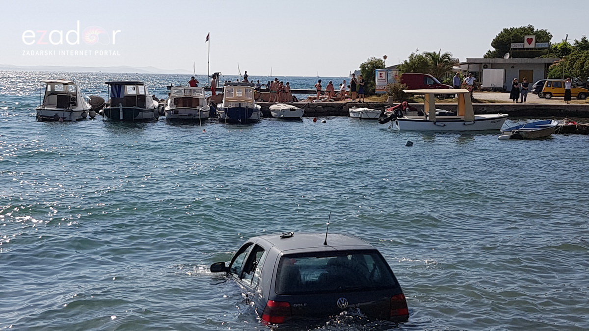 Divljao golfom po Brodarici pa završio u moru kod HAZU-a Divljao golfom po Brodarici pa završio u moru kod HAZU-a