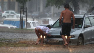 Zadar, 010912.
Nakon visemjesecne suse u Zadru se u subotu ujutro dogodio potop. Kisa je uz povremenu jaku grmljavinu pocela padati pred zoru, oko pet sati i jos nije prestala padati. Ogromne kolicine kise prekrile su prometnice na godinama poznatim kriti