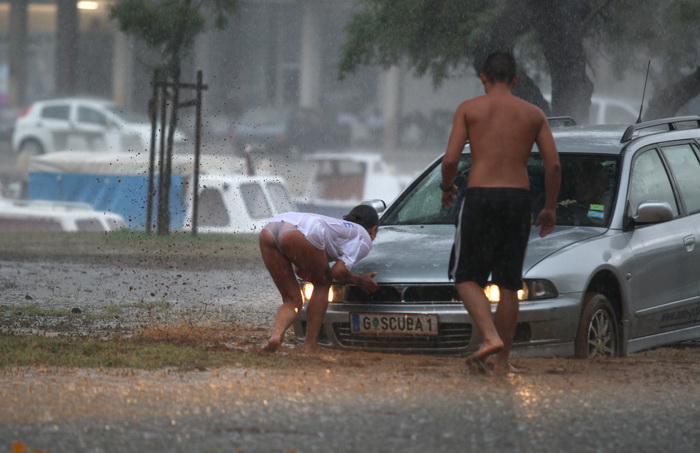 Zadar, 010912.
Nakon visemjesecne suse u Zadru se u subotu ujutro dogodio potop. Kisa je uz povremenu jaku grmljavinu pocela padati pred zoru, oko pet sati i jos nije prestala padati. Ogromne kolicine kise prekrile su prometnice na godinama poznatim kriti