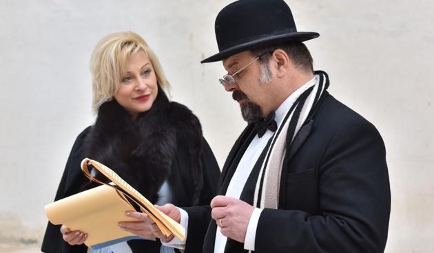 Zadar – U sklopu manifestacije Djir po gradu i Adventa u Zadru jutros se odrzala predstava Povijesni djir po gradu prema scenariju Ane Dobrovic i njenom romanu Plovidba kamenim brodom. Glumili su Gabrijela Mestrovic Mastruko i Dragan Veselic a u organiza