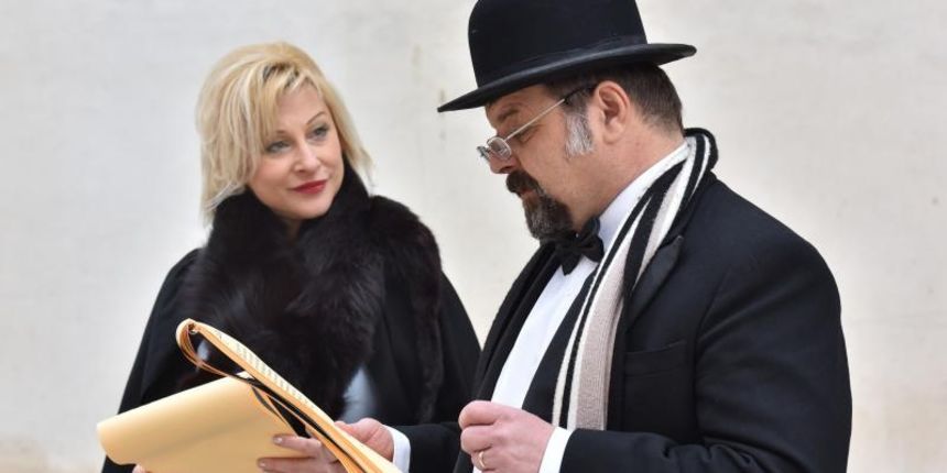 Zadar – U sklopu manifestacije Djir po gradu i Adventa u Zadru jutros se odrzala predstava Povijesni djir po gradu prema scenariju Ane Dobrovic i njenom romanu Plovidba kamenim brodom. Glumili su Gabrijela Mestrovic Mastruko i Dragan Veselic a u organiza Zadar – U sklopu manifestacije Djir po gradu i Adventa u Zadru jutros se odrzala predstava Povijesni djir po gradu prema scenariju Ane Dobrovic i njenom romanu Plovidba kamenim brodom. Glumili su Gabrijela Mestrovic Mastruko i Dragan Veselic a u organiza