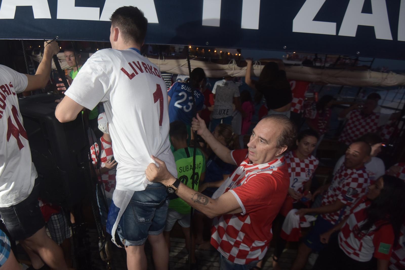 Svečani doček zadarskih Vatrenih: Jedrenjakom Branimir plovili od Gradskog mosta do gata na zadarskoj rivi