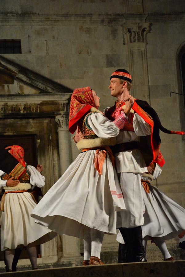 Nastup ansambla Lado ispred crkve sv. Marije ; foto Iva Perinčić Nastup ansambla Lado ispred crkve sv. Marije ; foto Iva Perinčić