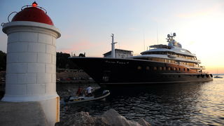 Zadar, 150811.
Danas u vecernjim satima u zadarsku luku uplovila je jahta Cake Walk duga 85 metara i siroka 14. Jahta koja plovi pod zastavom Kajmanskog otocja sagradjena je 2010 godine i najveca je privatna jahta sagradjena u Americi posljednjih 80 godin