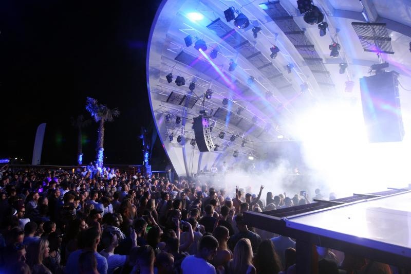 Plaza Zrce, cetvrti dan Hideout festivala privukao je nekoliko tisuca, ponajvise engleskih turista koji su se zabavljali u klubu Papaya. Photo: Luka Stanzl/PIXSELL Plaza Zrce, cetvrti dan Hideout festivala privukao je nekoliko tisuca, ponajvise engleskih turista koji su se zabavljali u klubu Papaya. Photo: Luka Stanzl/PIXSELL