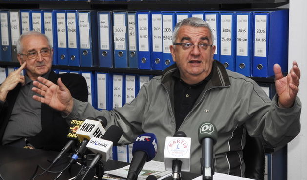 Zagreb, 230410. Hrvatski helsinski odbor odrzao je press konferenciju na kojoj je govorio njegov predsjednik Ivan Zvonimir Cicak. Na slici Vlatko Silobrcic i Cicak. Foto: Milivoj Keber / CROPIX