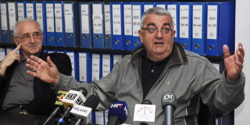 Zagreb, 230410. Hrvatski helsinski odbor odrzao je press konferenciju na kojoj je govorio njegov predsjednik Ivan Zvonimir Cicak. Na slici Vlatko Silobrcic i Cicak. Foto: Milivoj Keber / CROPIX