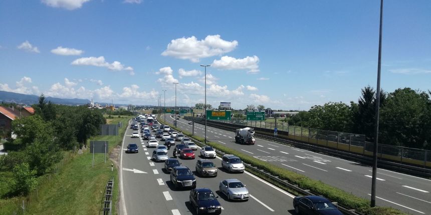 Kolona prema Lučkom dugačka 14 kilometara Kolona prema Lučkom dugačka 14 kilometara