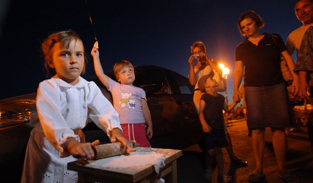 Zadar, 100710.
U petak se odrzala prva Festa od frita i krostula u Turnju, u organizaciji Kulturno umjetnicke udruge ‘Maslina’ iz Turnja i Mjesnog odbora Turanj, a uz pokroviteljstvo Turisticke zajednice opcine Sv.Filip i Jakov. 
Na fotografiji: mala Ana