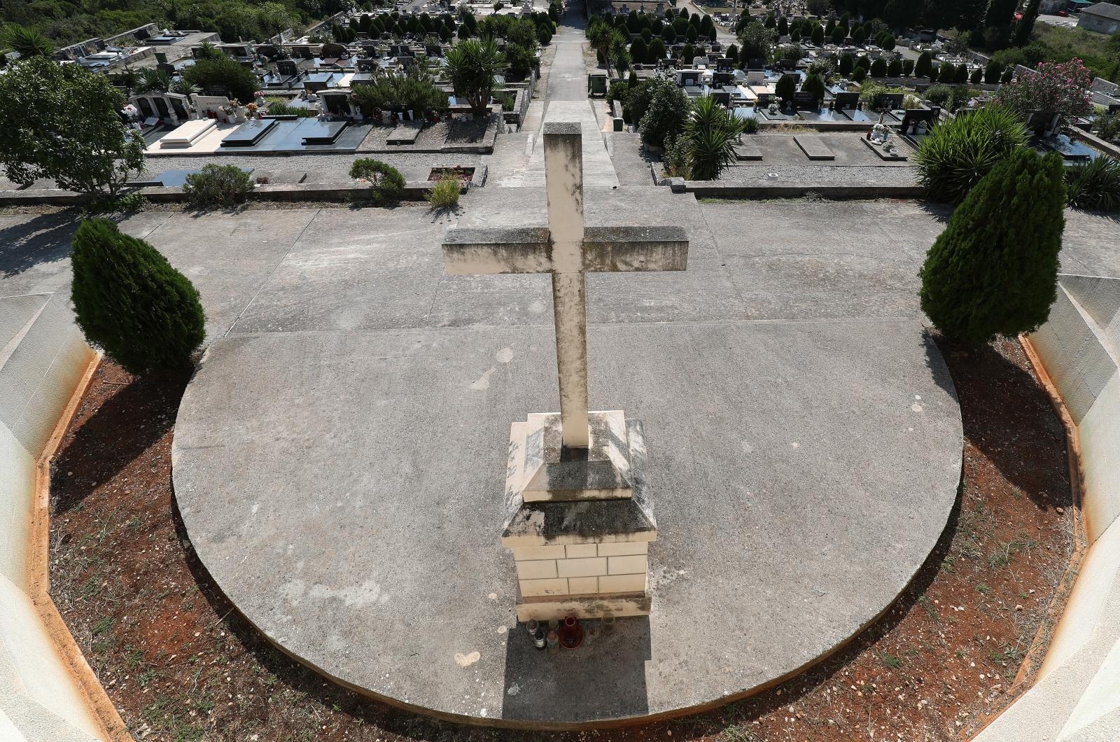 Grobnica obitelji Dragojević u Veloj Luci Grobnica obitelji Dragojević u Veloj Luci