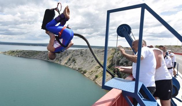 Otvorena sezona bungee jumpinga sa starog Masleničkog mosta. Photo: Hrvoje Jelavić/PIXSELL