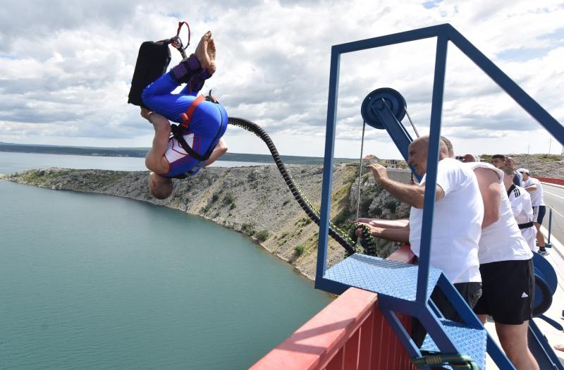 Otvorena sezona bungee jumpinga sa starog Masleničkog mosta. Photo: Hrvoje Jelavić/PIXSELL Otvorena sezona bungee jumpinga sa starog Masleničkog mosta. Photo: Hrvoje Jelavić/PIXSELL
