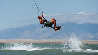 Nin, Zadar, 160712
Kitesurferi su iskoristili vjetrovit dan za uzivanje na plazi Zdrijac kraj Nina gdje se inace nalazi i kitesurfing skola.
Foto: Luka Gerlanc / CROPIX